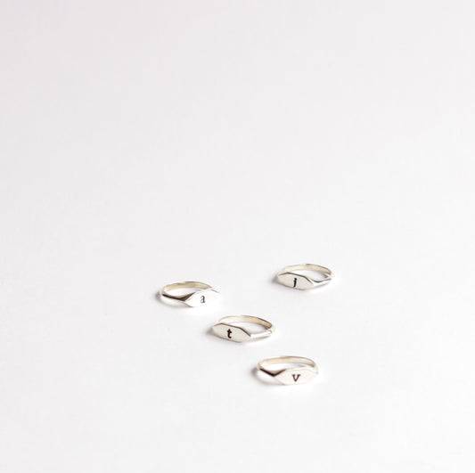 Anillo Signet Inicial